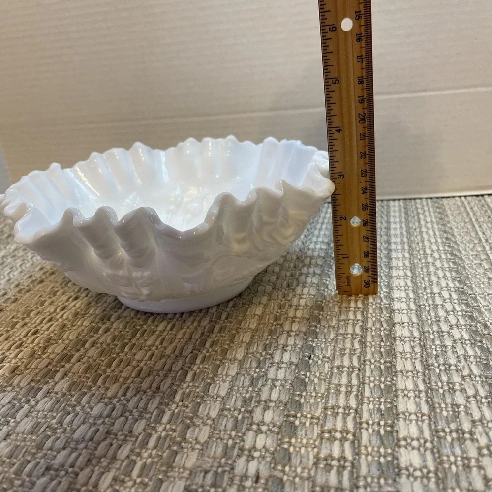Vintage Milk glass‎ ruffled edge rose pattern bowl